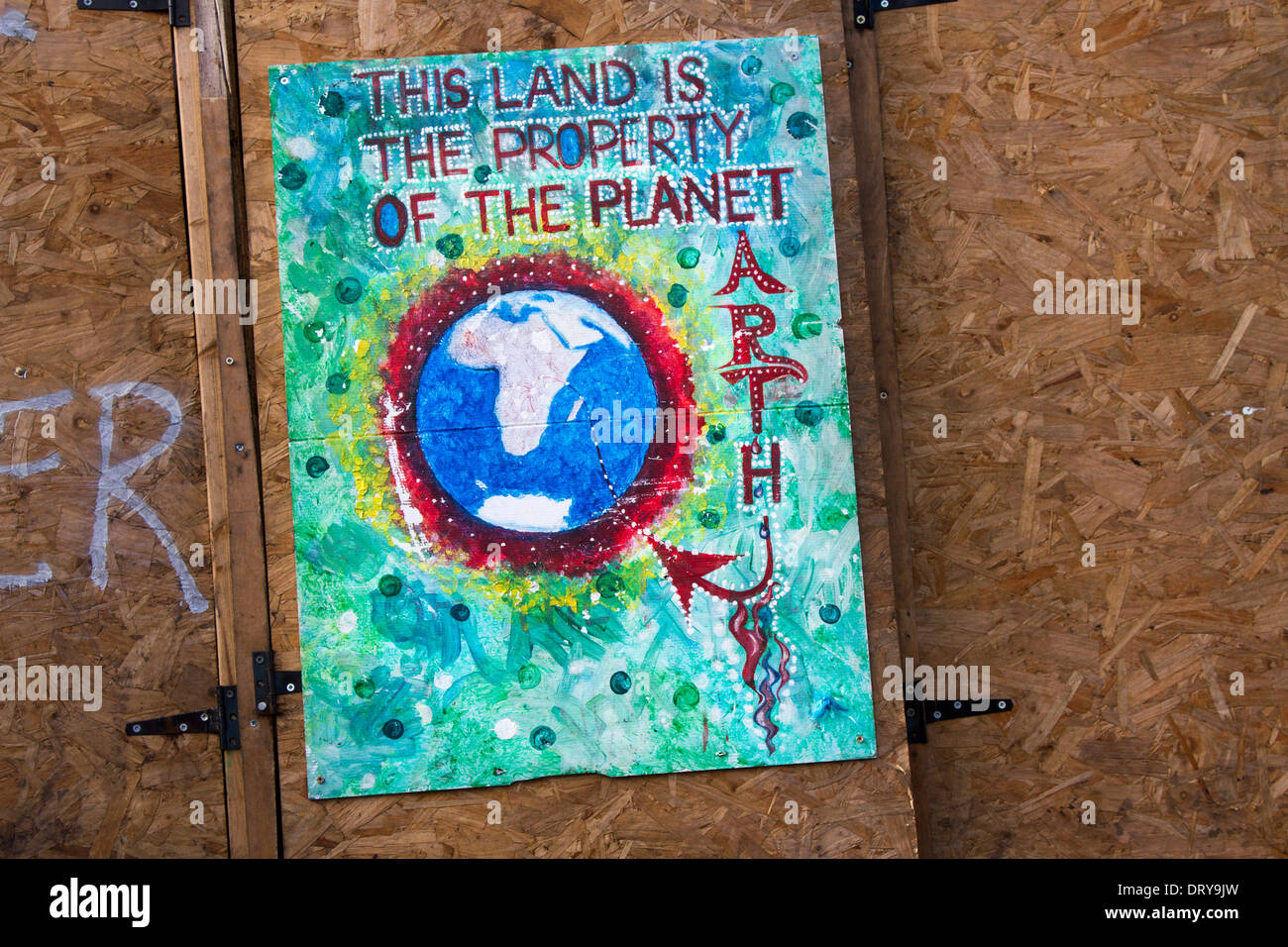 Manchester, Barton Moss, UK. 4 Février, 2014. "Cette terre est la propriété de la planète" au site de forage de l'IGAS, opération de maintien de l'agglomération de Manchester à Barton Moss Site de forage comme Cuadrilla, comme l'une des entreprises de l'énergie dans l'espoir d'exploiter les ressources de gaz de schiste du Royaume-Uni, annonce deux nouveaux sites d'exploration dans le Lancashire. ... Pour le forage et fracturation dans deux sites à Roseacre Bois et peu d'Hôtel Lutetia. Credit : Mar Photographics/Alamy Live News. Banque D'Images