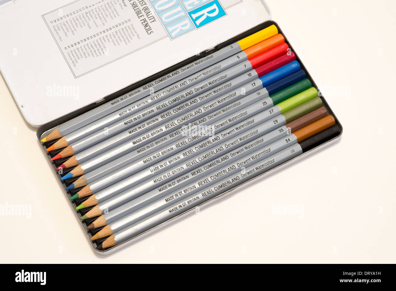 Crayons de couleur dans un cas d'étain sur fond blanc Banque D'Images