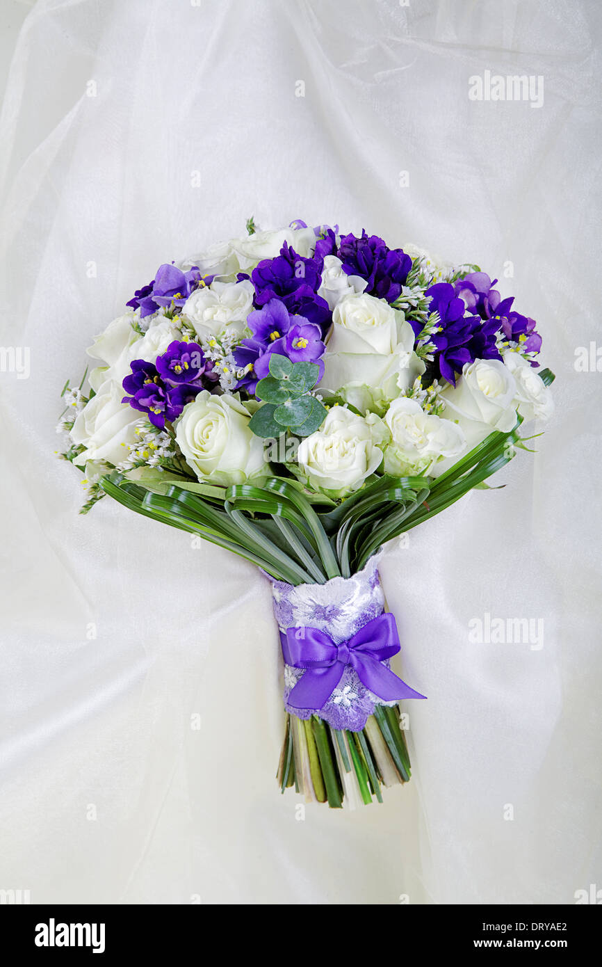 Mariage bouquet de la mariée contre un tissu blanc Banque D'Images