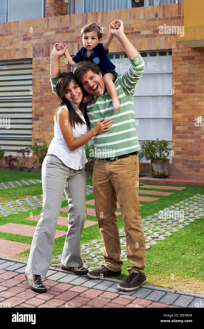 Jeune couple heureux dans leur nouvelle grande maison Banque D'Images