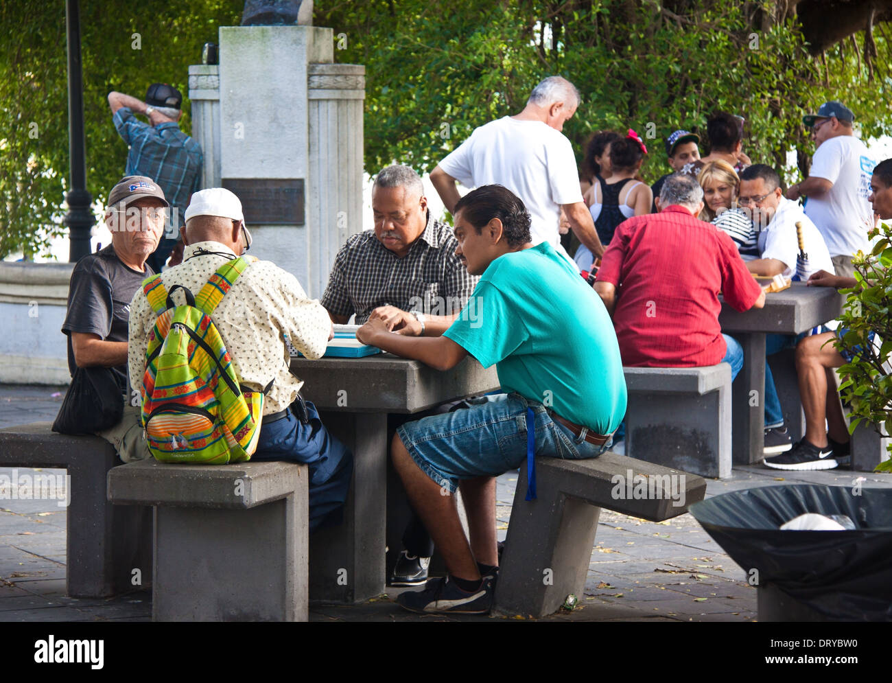 Personnes jouant aux dominos dans un parc public dans le Vieux San Juan, Puerto Rico Banque D'Images
