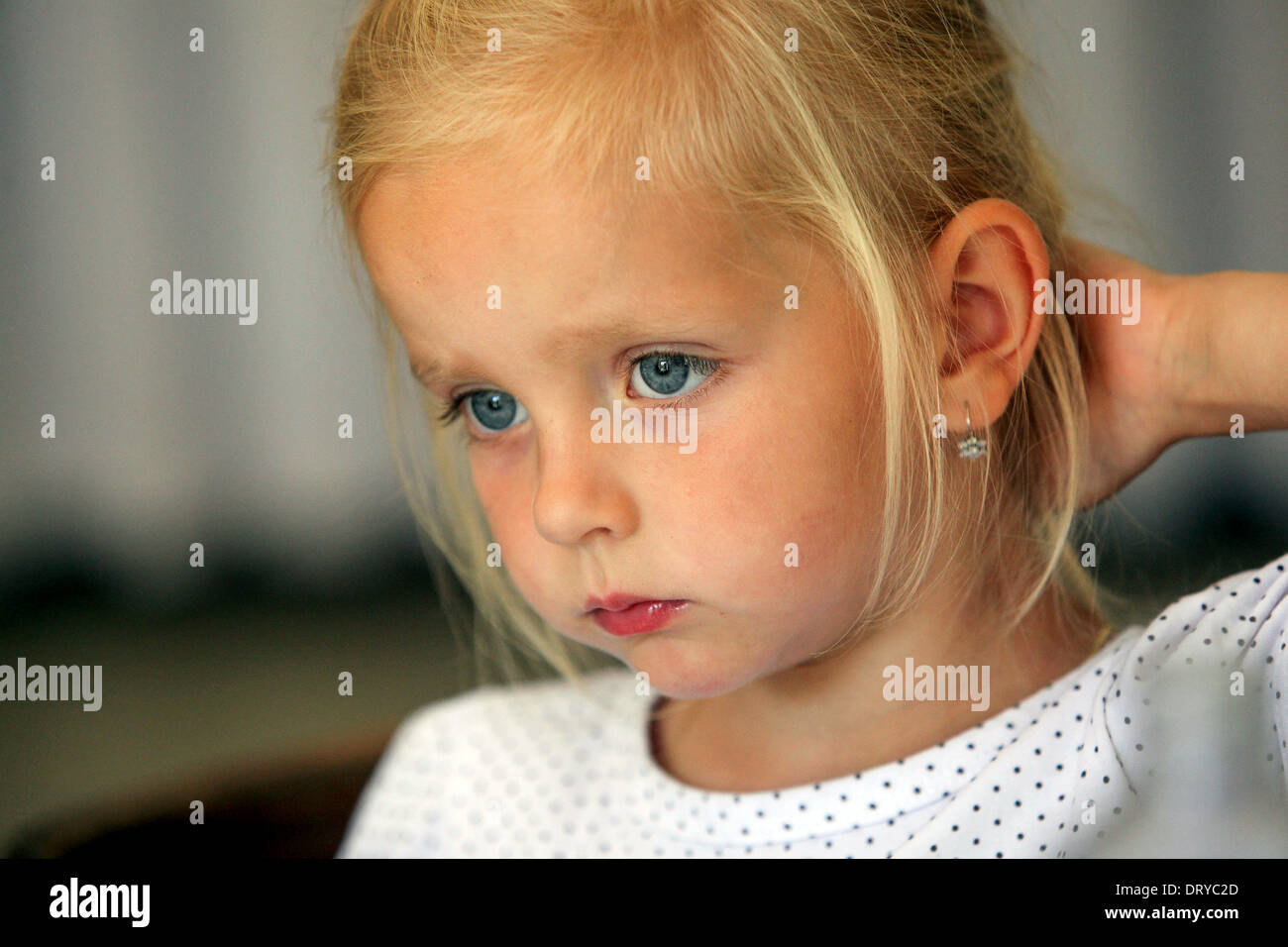 Blonde, portrait d'une petite fille blonde enfant expression visage Banque D'Images