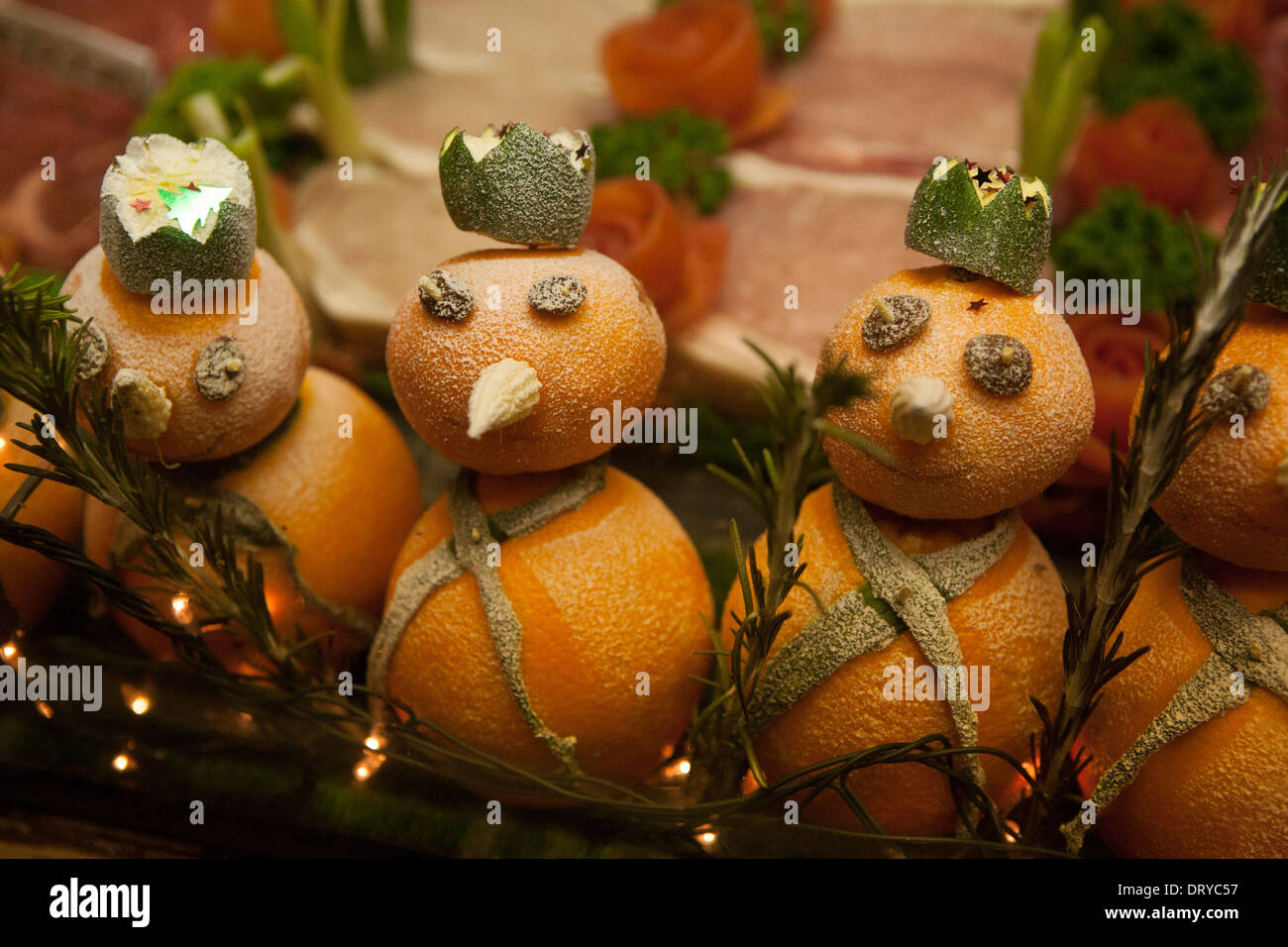 Un affichage de vitrine bouchers de bonhommes fait d'oranges, une variété de viande affiche derrière. Banque D'Images
