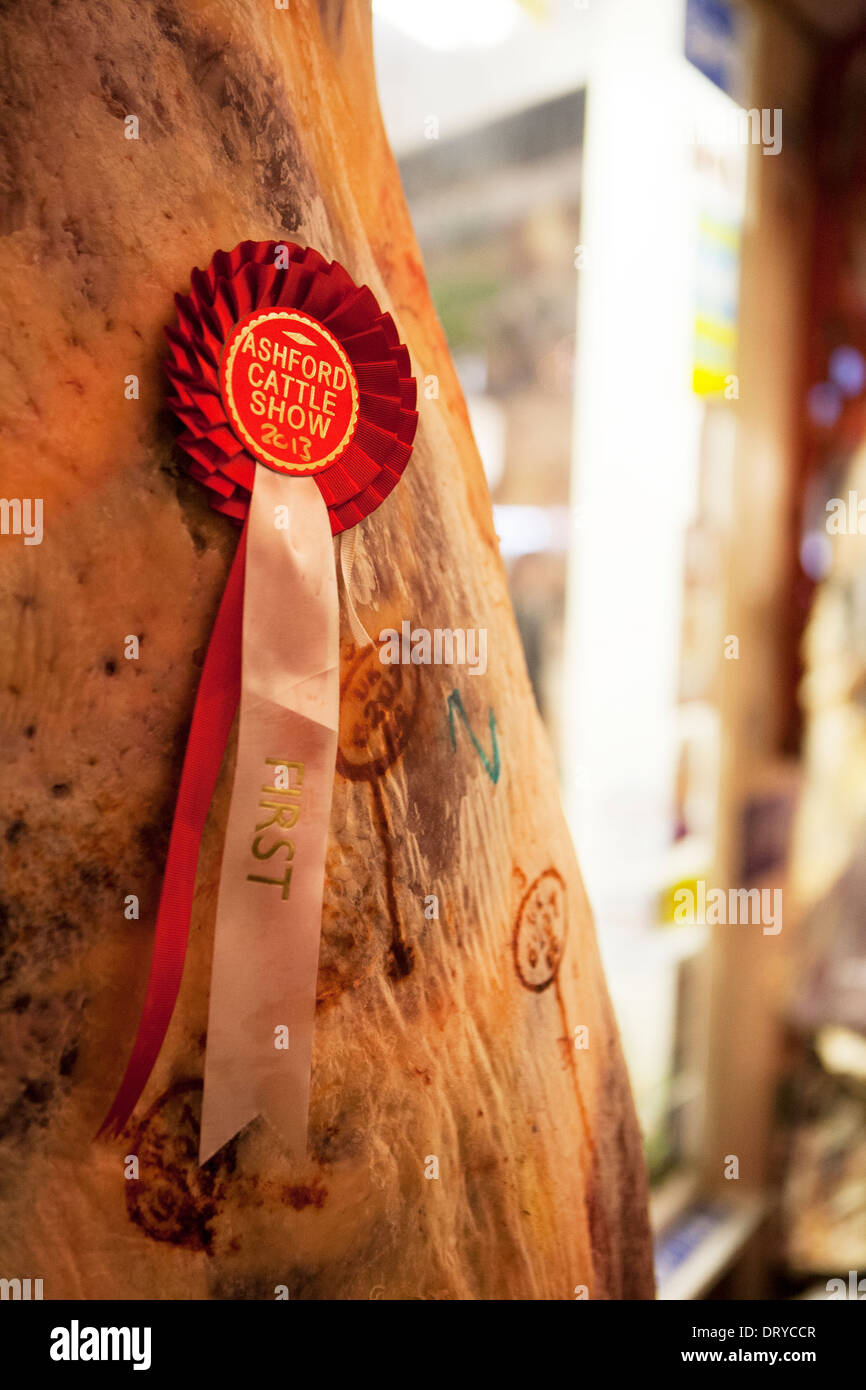 Une carcasse de vache Boeuf (Steer) photographié close up étendus dehors une boucherie magasin, un premier prix rosette est épinglée sur elle. Banque D'Images