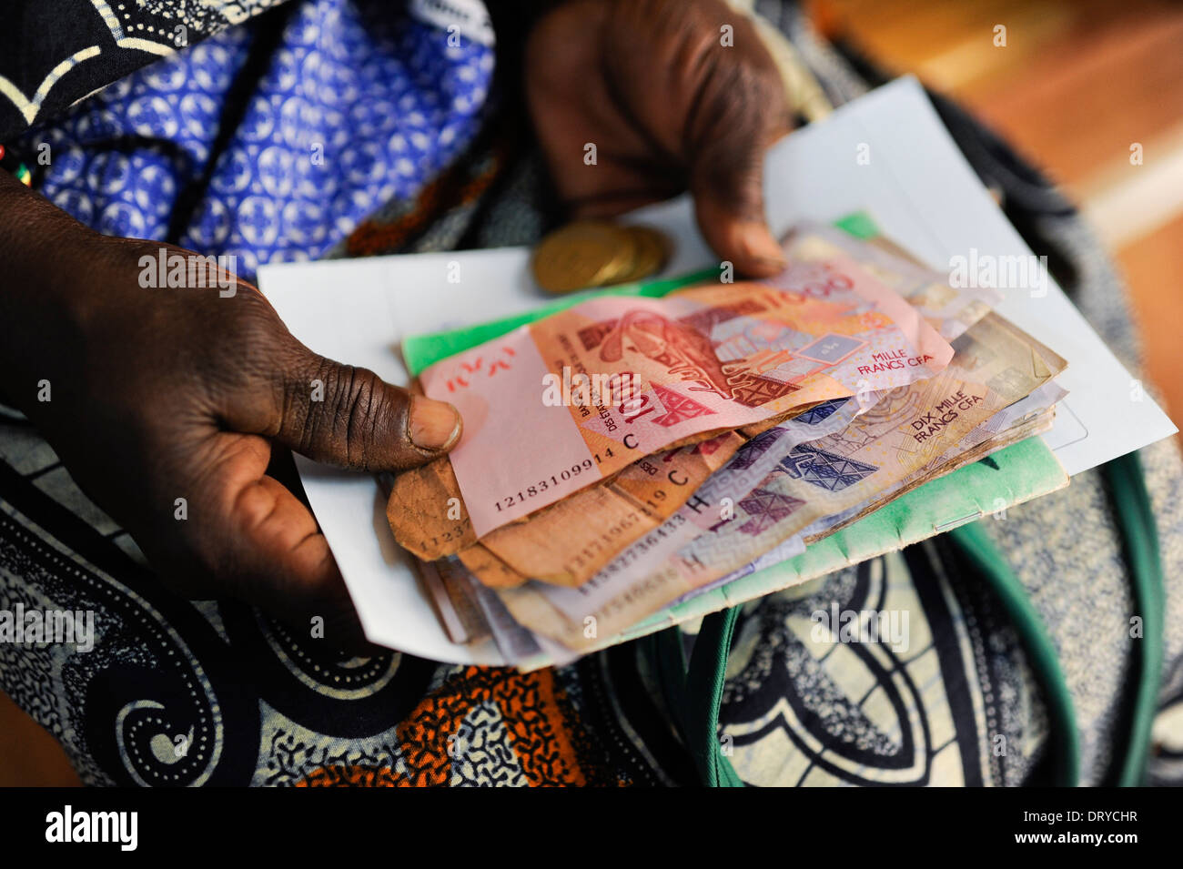 BURKINA FASO Kaya, diocèse banque donne le microcrédit pour les femmes pauvres à petite échelle pour le démarrage d'entreprises pour la production de revenus, la femme à l'argent de prêt donnée, CFA, l'autonomisation des billets Banque D'Images