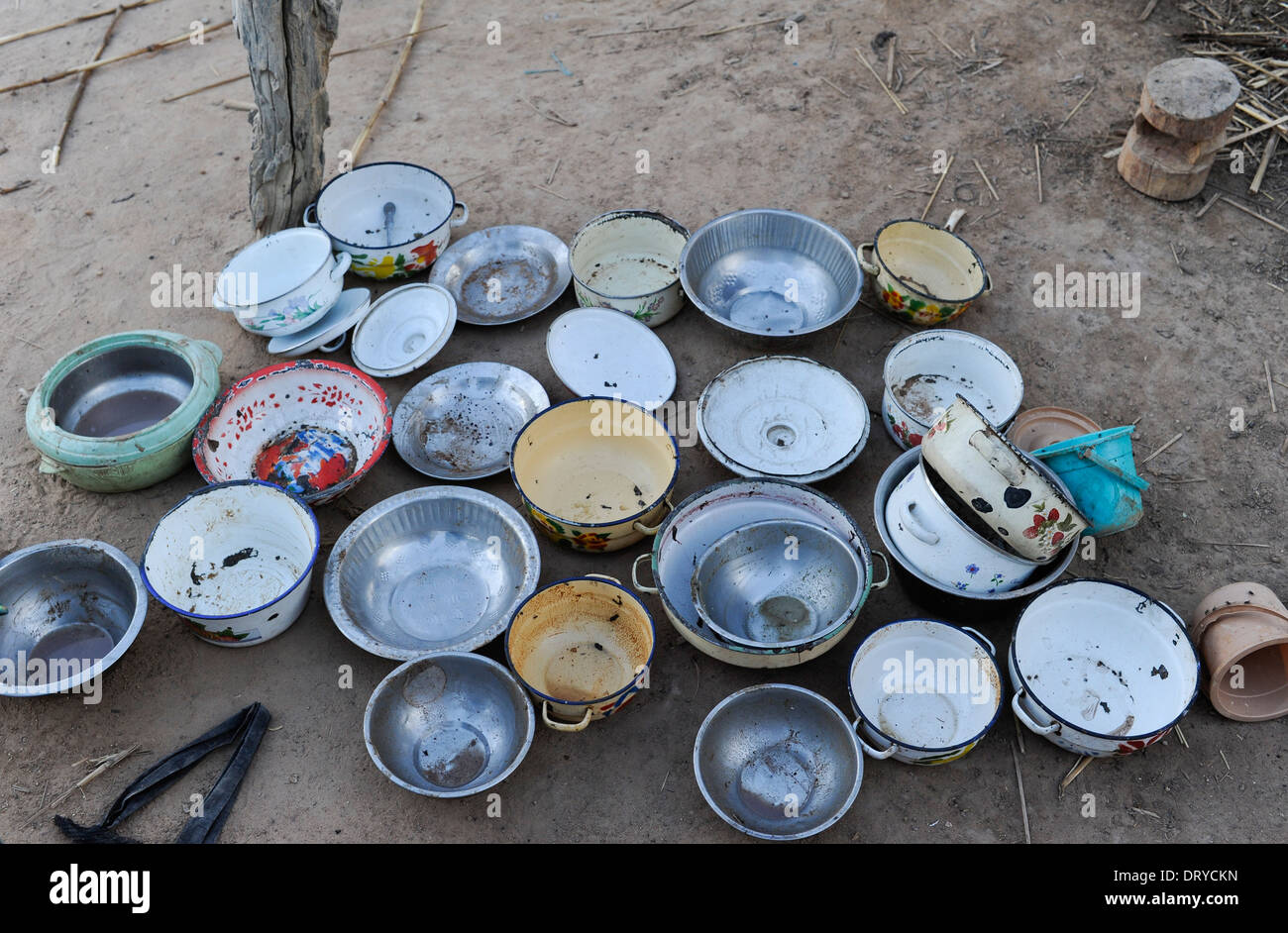 BURKINA FASO Kaya, la faim, bateaux vides dans village Banque D'Images