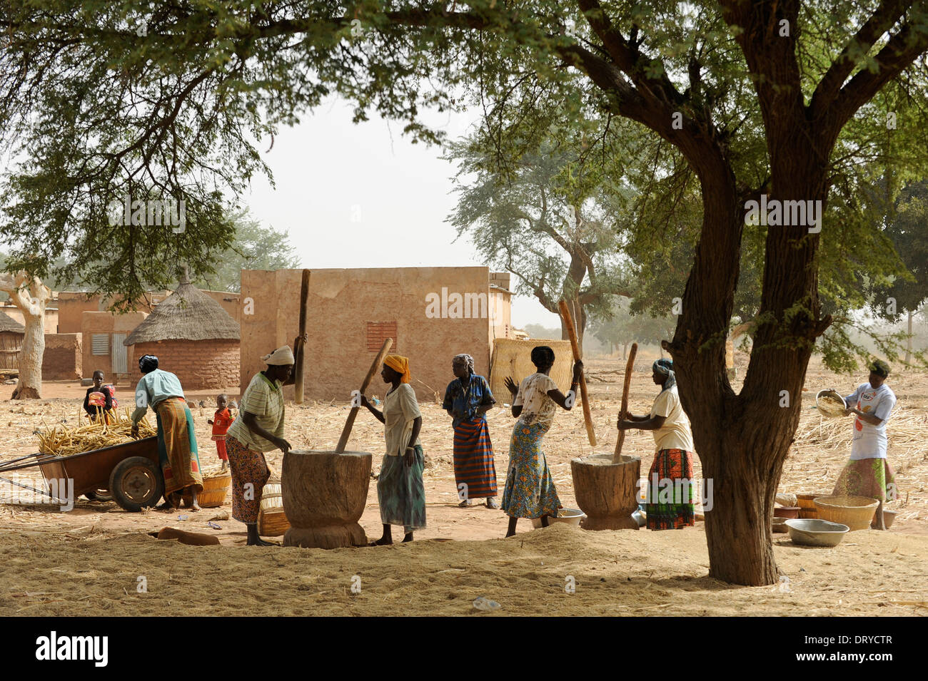 BURKINA FASO Kaya Korsimoro village, les femmes, livre de millet, de la région du Sahel est régulièrement touchée par la sécheresse et la faim Banque D'Images