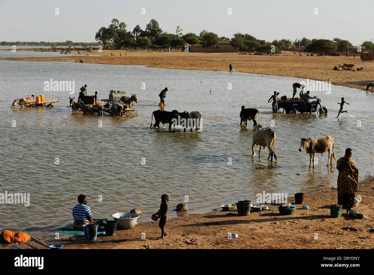BURKINA FASO Djibo, réservoir d'eau pour les gens et le bétail Banque D'Images