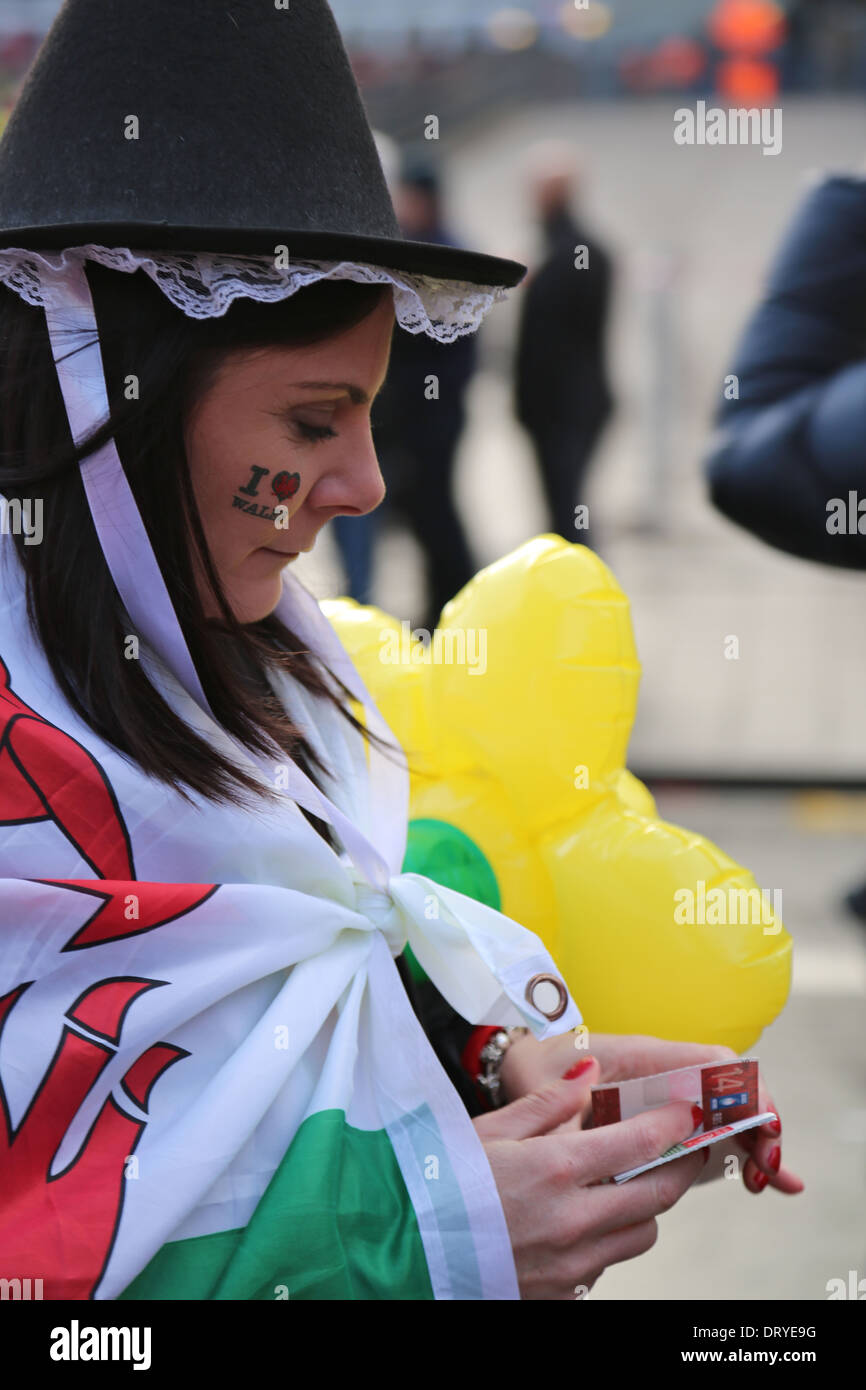 Welsh Rugby supporter avec des billets à l'extérieur du stade Millennium de Cardiff au Pays de Galles avant c. Italie du tournoi des Six Nations de Rugby 2014 Banque D'Images
