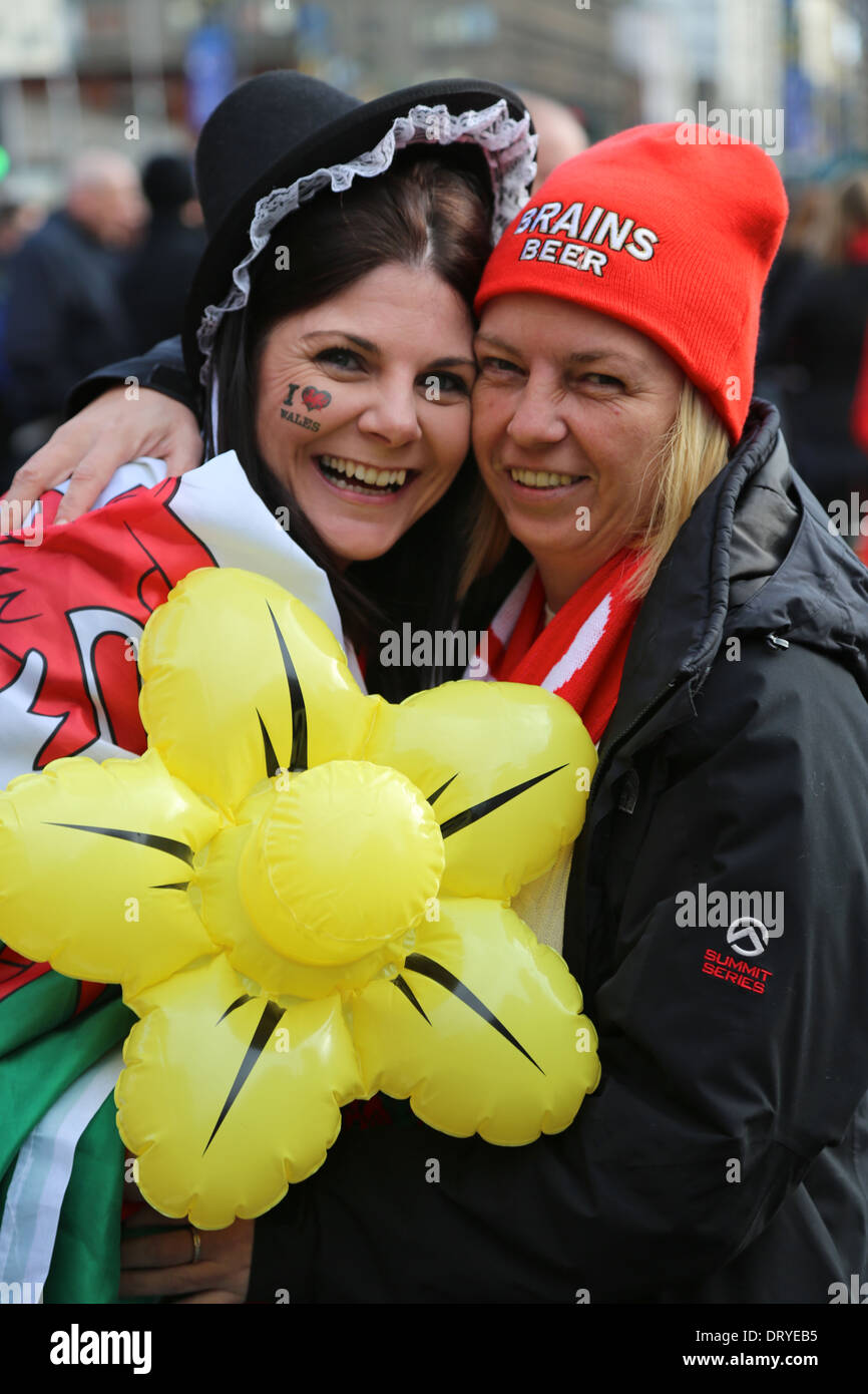 Welsh Rugby Supporters portez robe de l'extérieur du stade Millennium de Cardiff au Pays de Galles avant C. ITALIE 6 Nations match de rugby 2014 Banque D'Images