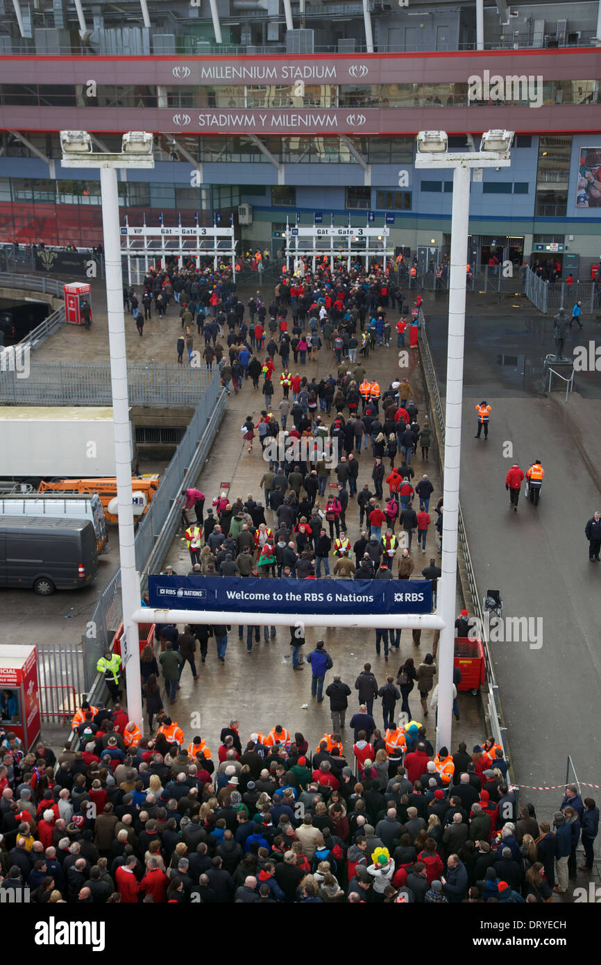 Le gallois et l'Italien Rugby Supporter verser dans le Millennium Stadium de Cardiff au Pays de Galles avant c. Italie, le match d'ouverture de la Nati 6 Banque D'Images