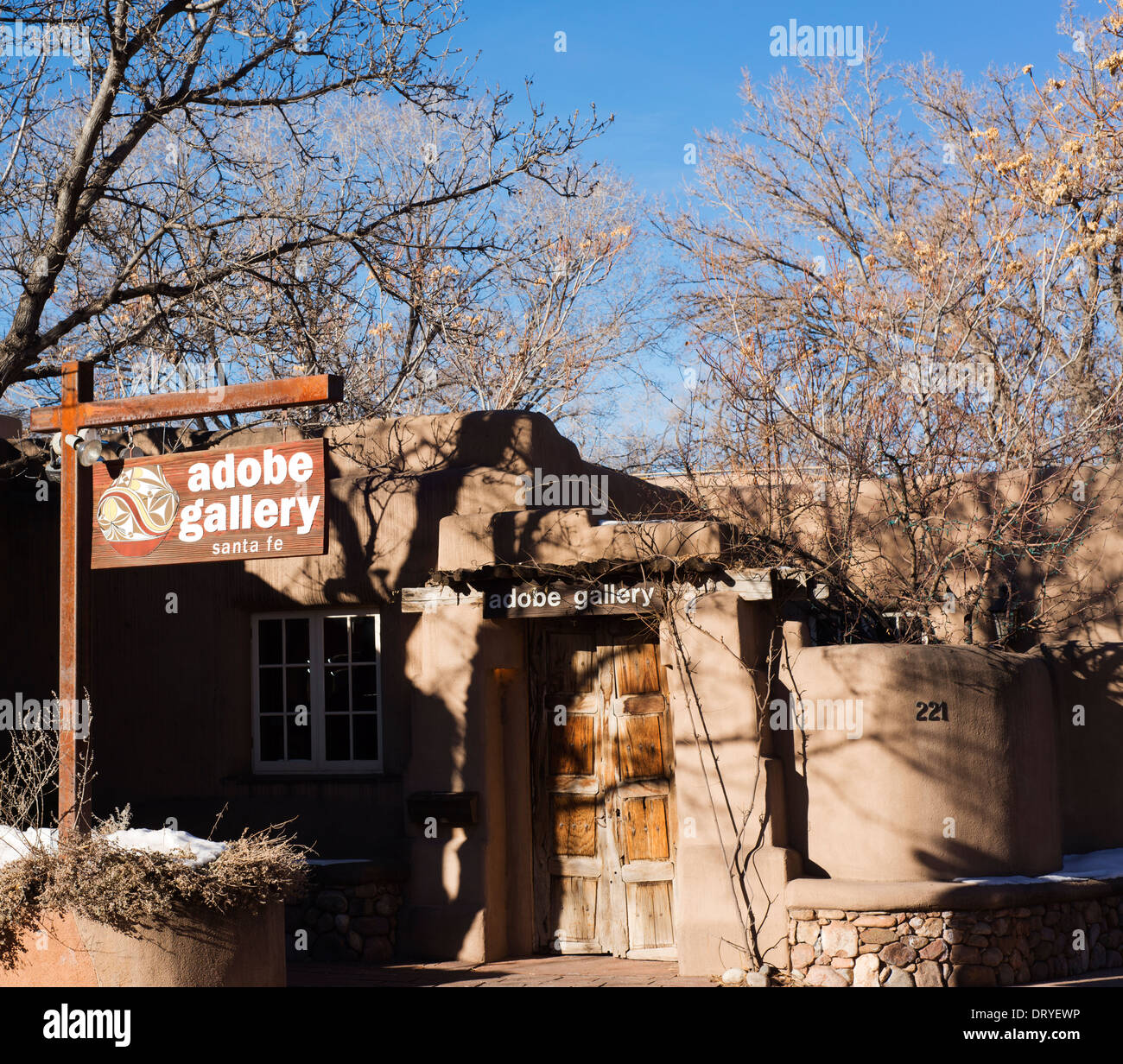 Galerie d'art dans l'architecture de style adobe dans Canyon Road. Banque D'Images