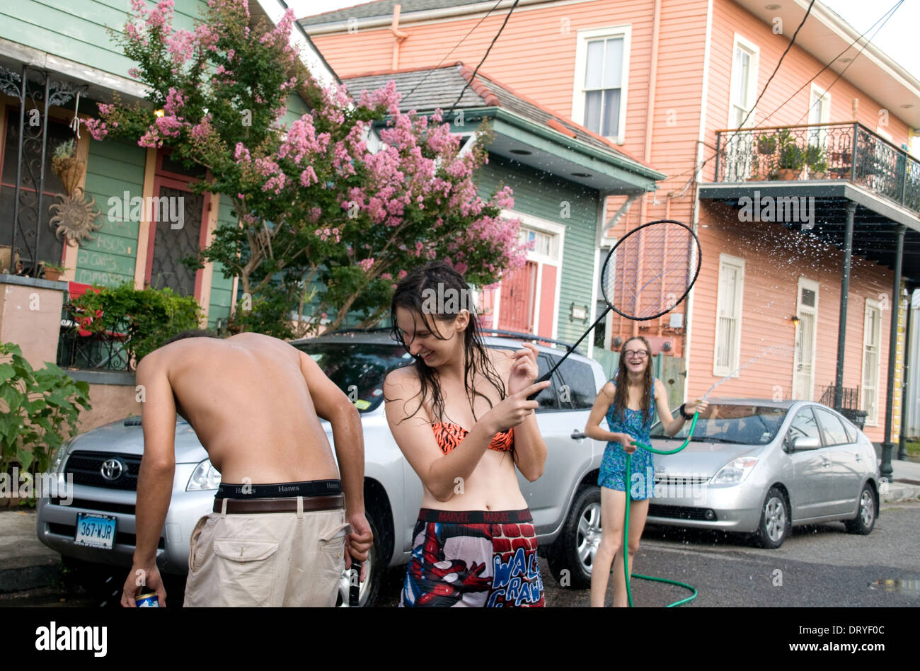 Les résidents de la Nouvelle-Orléans de voisinage Bywater, jouer au badminton et rue informelle s'amusant, en Louisiane. Banque D'Images