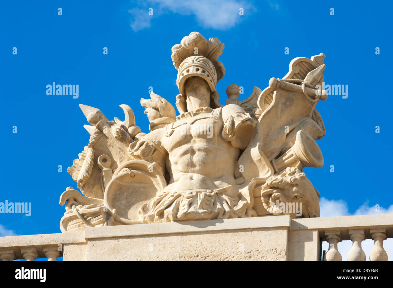 Détail sculpté d'une figure mythologique sur la balustrade sur le toit, le Château de Versailles, Paris, France Banque D'Images