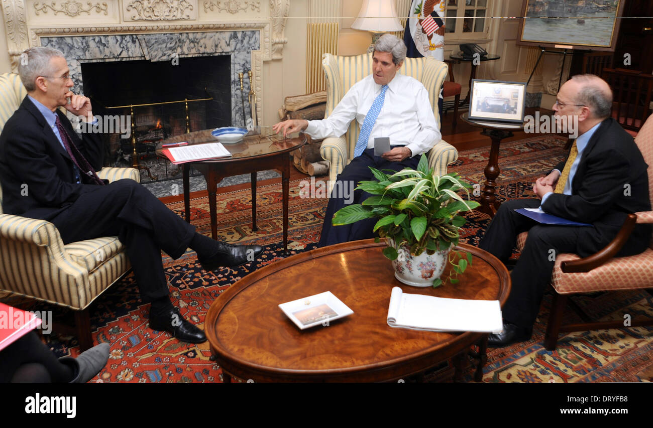 Le secrétaire d'Etat américain John Kerry se réunit avec l'Envoyé spécial pour le changement climatique, Todd Stern, gauche et secrétaire d'État adjoint aux affaires du Pacifique et de l'Asie de l'est Daniel Russel au département d'Etat le 4 février 2014 à Washington, DC. Banque D'Images