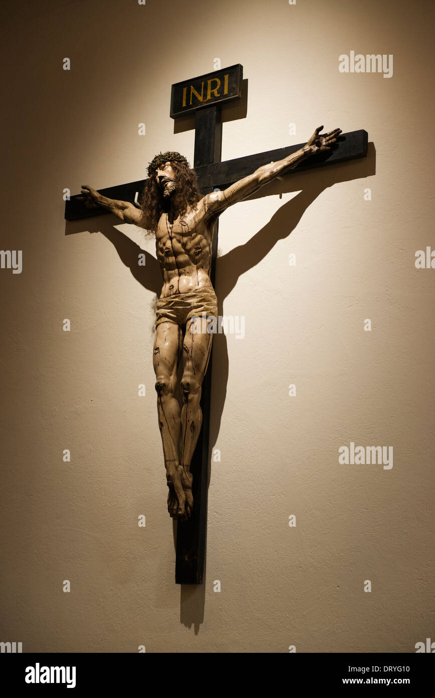 Statue de Jésus Christ sur la croix à l'intérieur de la Cathédrale Basilique de St François d'assise. Banque D'Images