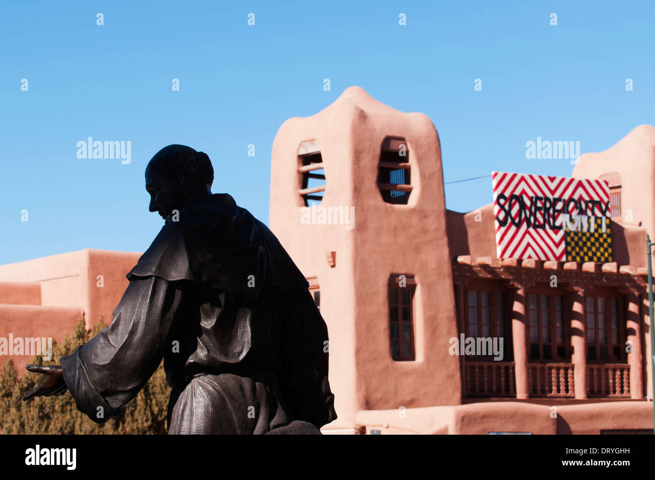 Statue de Saint François, par derrière, qui se trouve en face de la Basilique Cathédrale de Saint François d'assise et de structures d'adobe. Banque D'Images