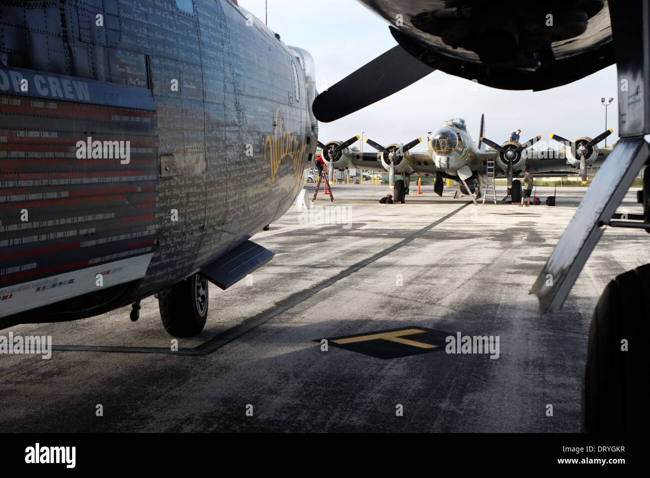 Consolidated B-24 Liberator "Sorcellerie" à l'aéroport de Naples, Floride et Boeing B-17G '9-o-neuf' Banque D'Images