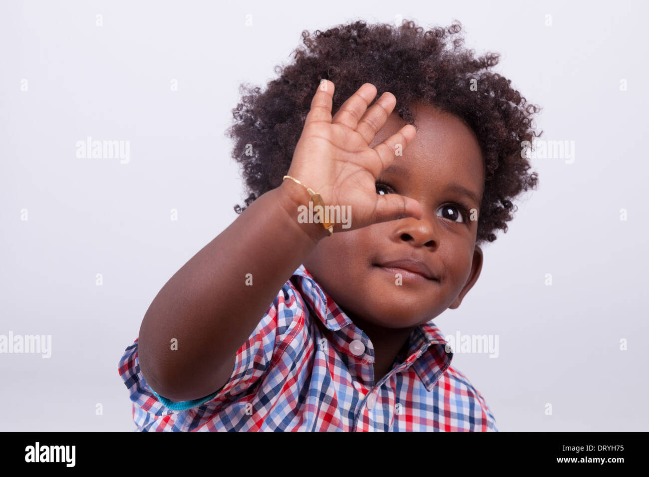 Portrait En Exterieur D Un Petit Garcon Afro Americain Isole Sur Fond Gris Noir Enfants Personnes Photo Stock Alamy