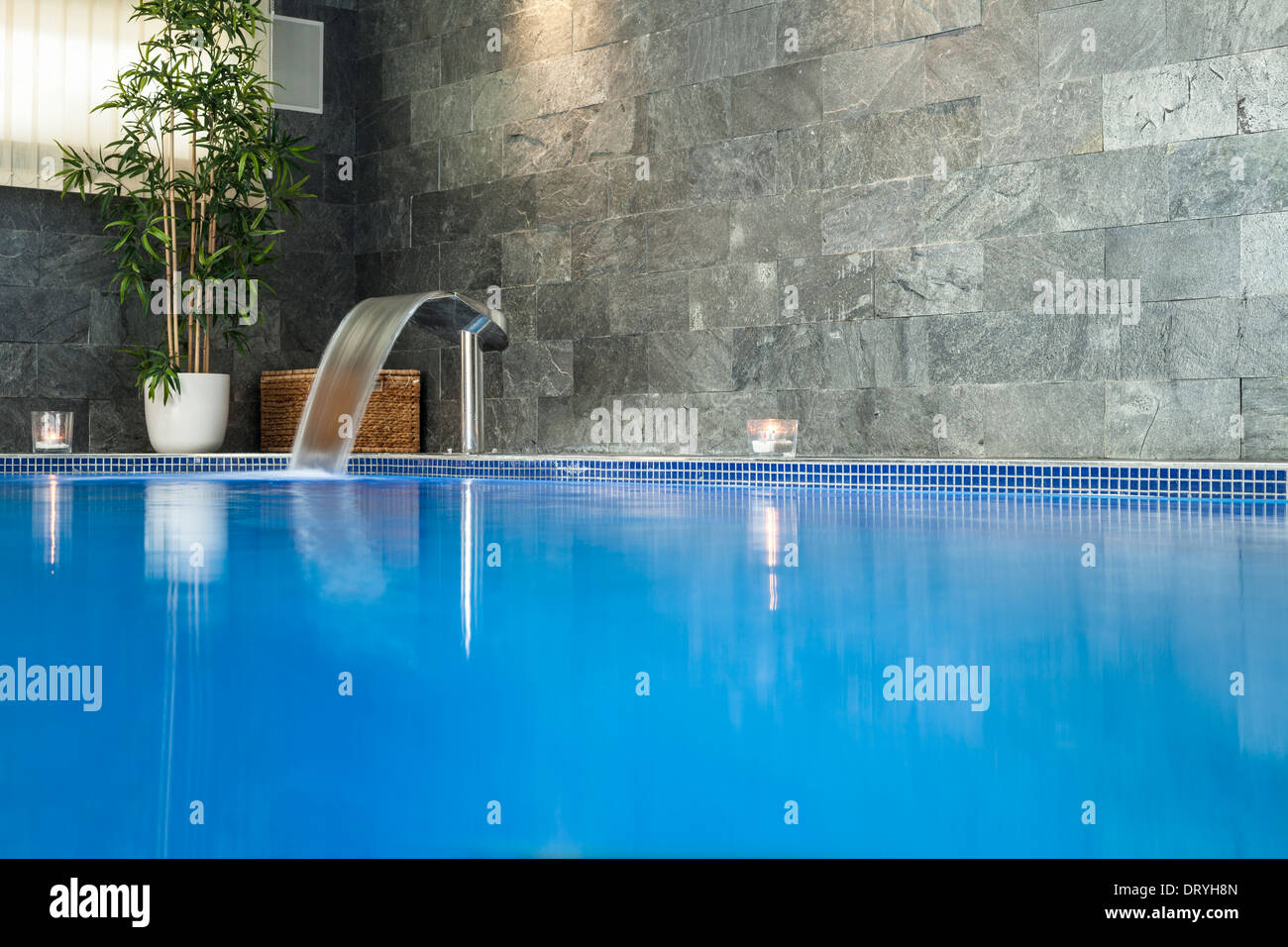 Intérieur de bien-être et spa piscine. Banque D'Images