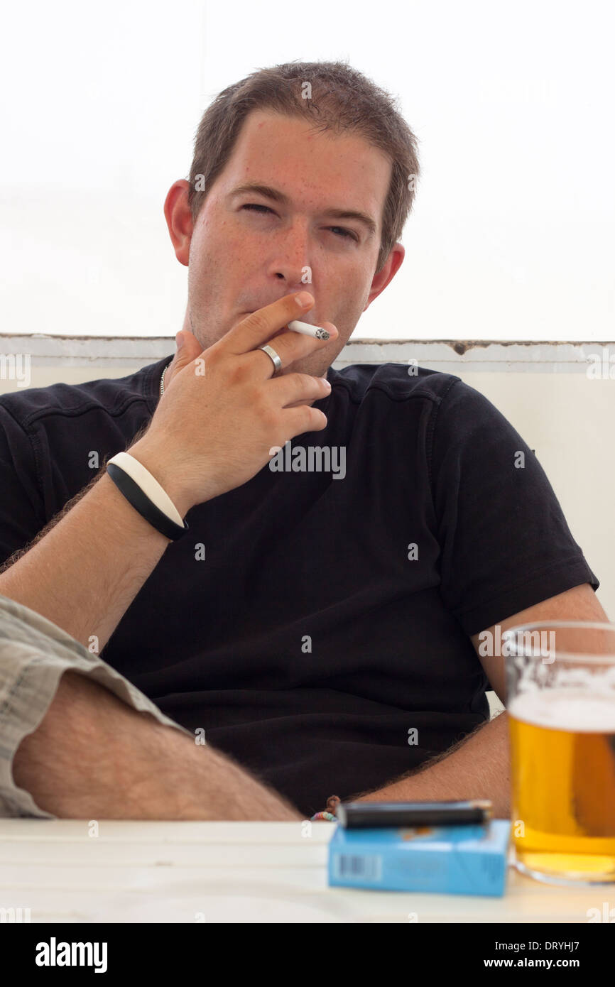 Close up of young man smoking cigarette. Banque D'Images