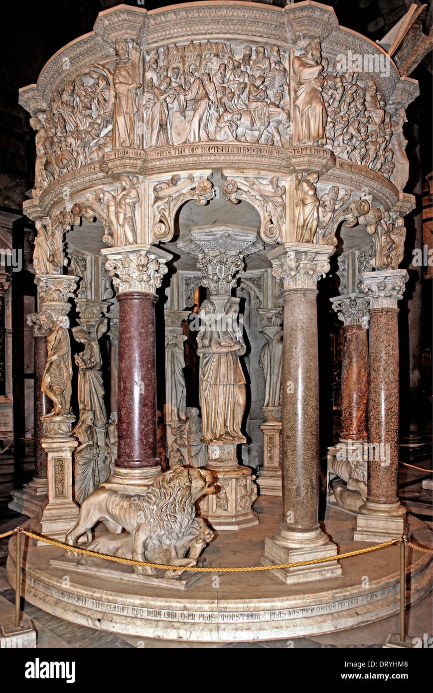 Chaire ( ou Pergamo) par Giovanni Pisano dans la cathédrale ; Pise, Italie Banque D'Images