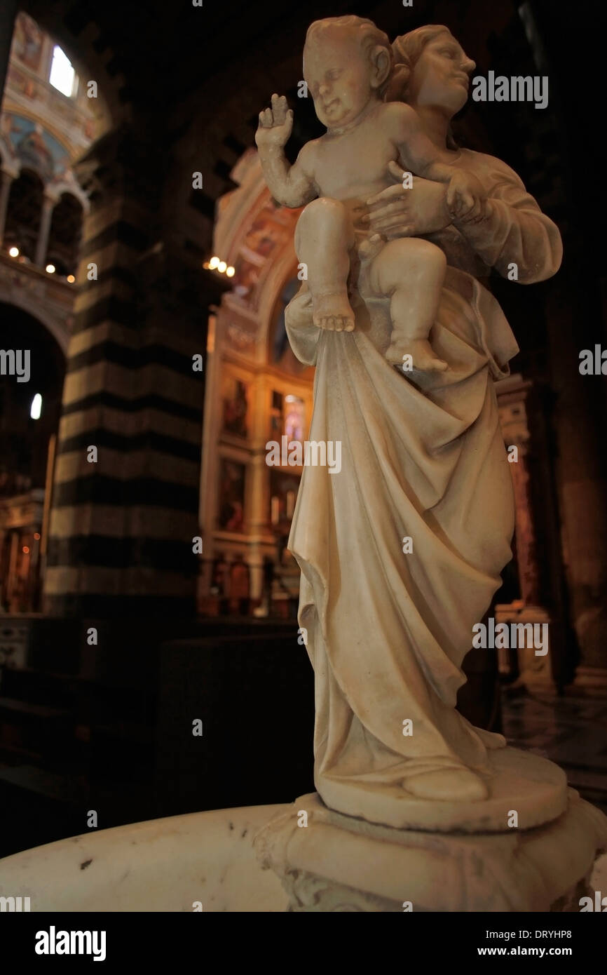Pise, Duomo, La Madone et l'Enfant Jésus, statue en marbre blanc Banque D'Images