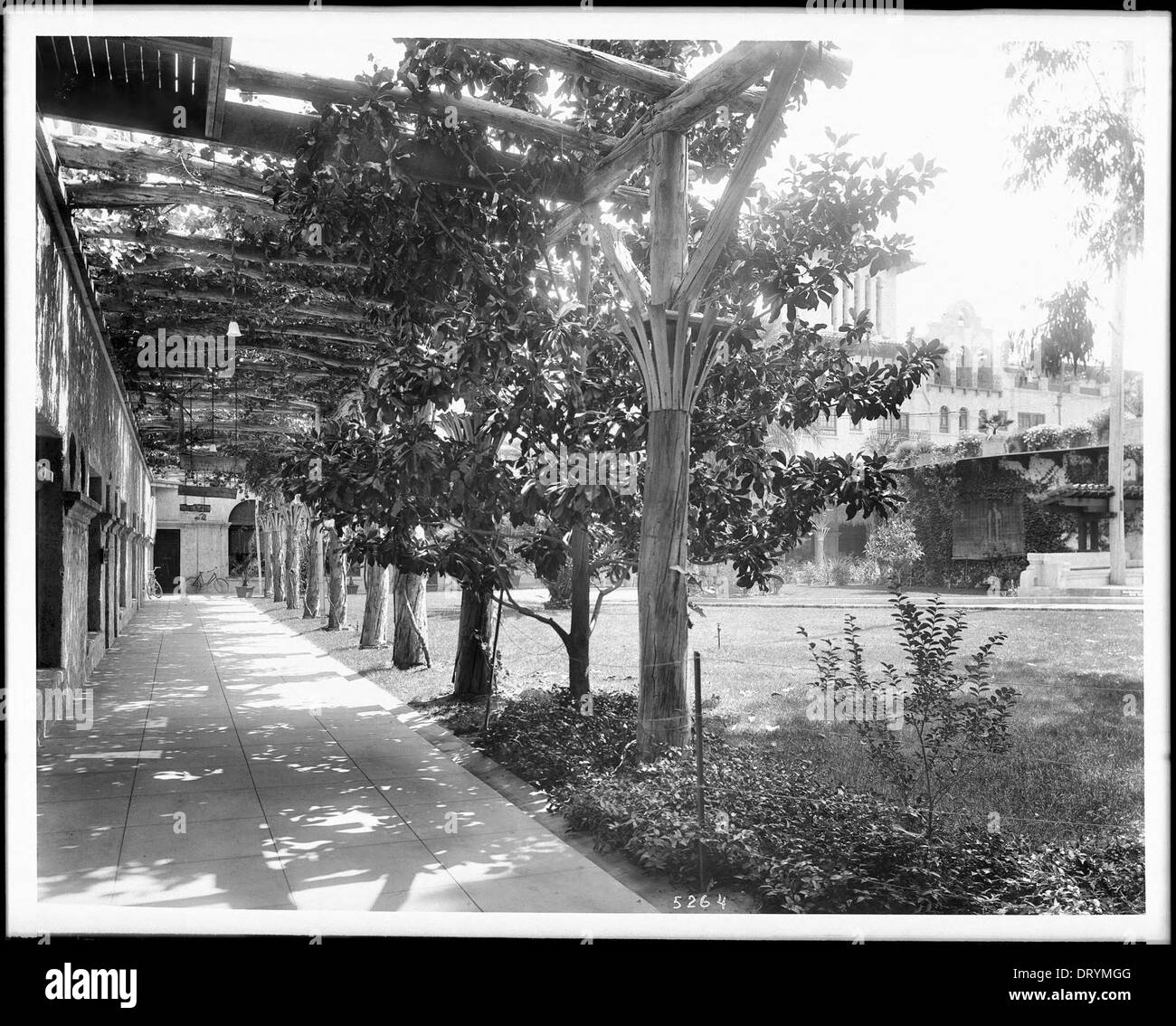 Photographie d'une salle de jeux vidéo à l'hôtel Frank Miller's Glenwood, qui fait partie du Mission Inn à Riverside, prise vers 1910. Banque D'Images