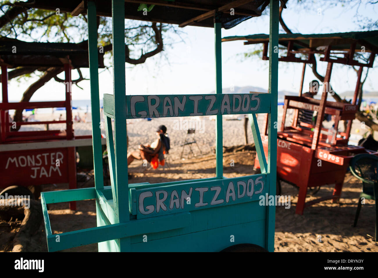 Chariots pour vendre ou Copos Granizado, un rafraîchissement à traditionnel local ville de plage Playa Tamarindo au cours de Noël. Banque D'Images