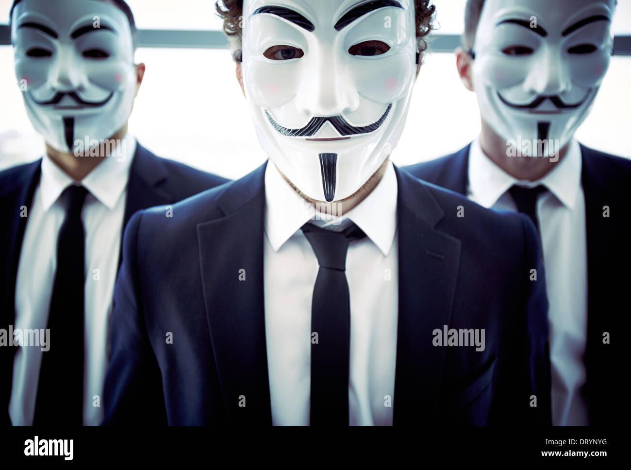 Portrait d'une équipe entreprises avec leurs visages sont couverts avec des masques Banque D'Images