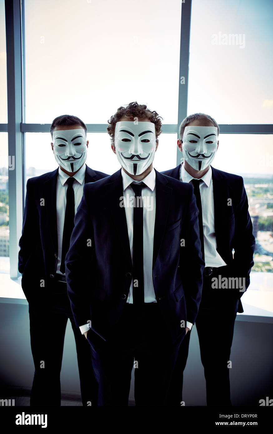 Portrait vertical de jeunes travailleurs d'affaires couvrant leur visage avec un masque anonyme Banque D'Images