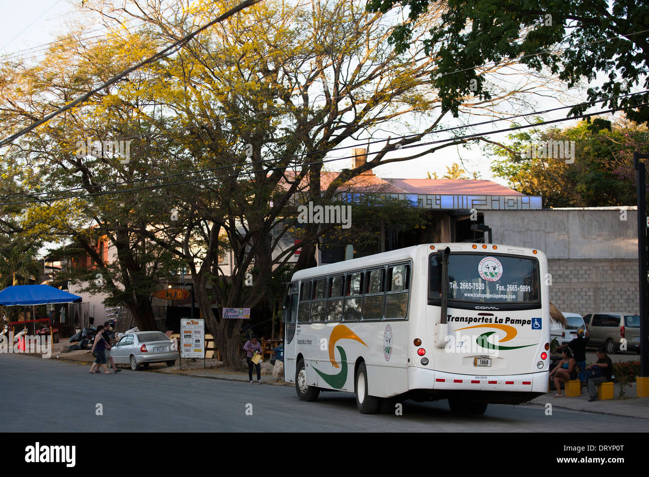 Le bus pour le Libéria s'arrête devant un centre commercial dans le centre de Tamarindo dans le cadre de son itinéraire prévu Banque D'Images