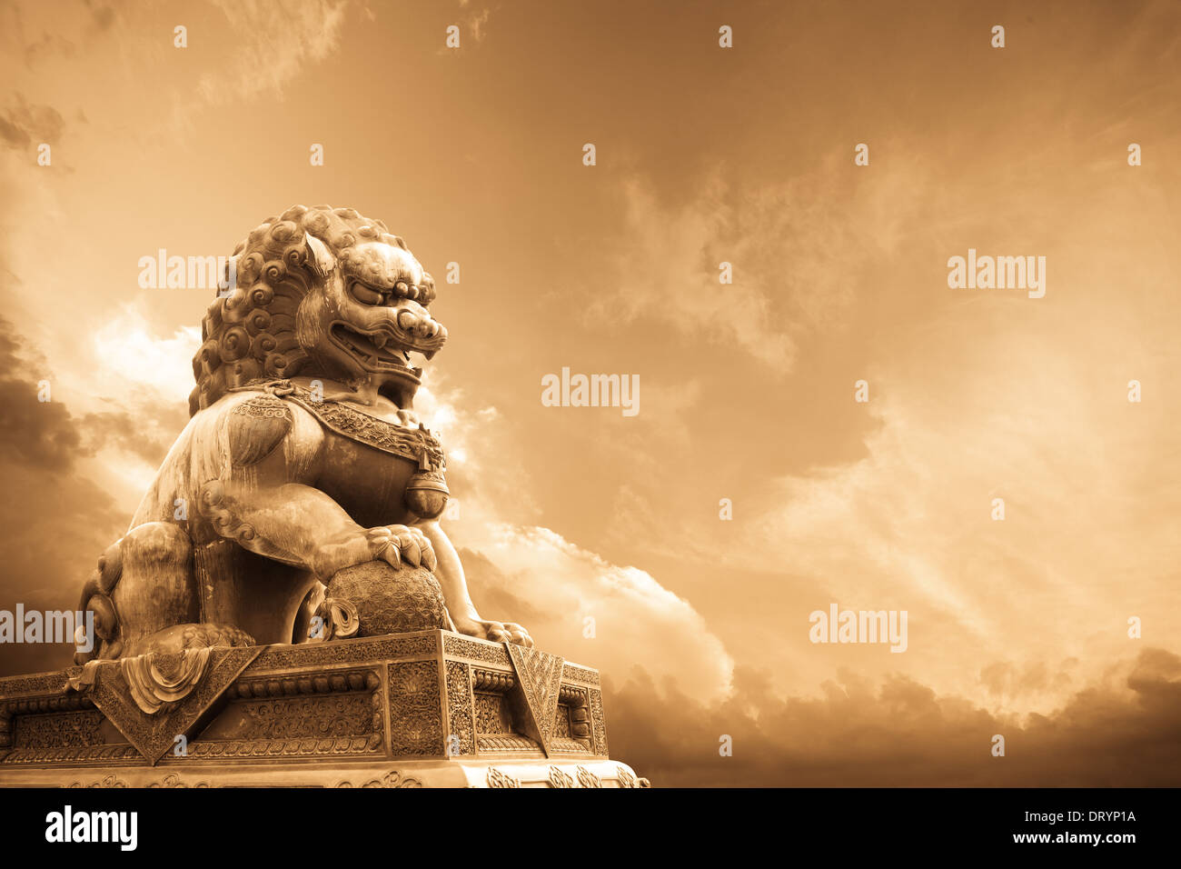 Statue de lion majestueux Banque D'Images