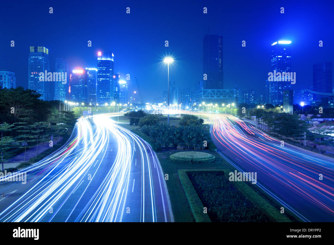 Le trafic de nuit city view Banque D'Images