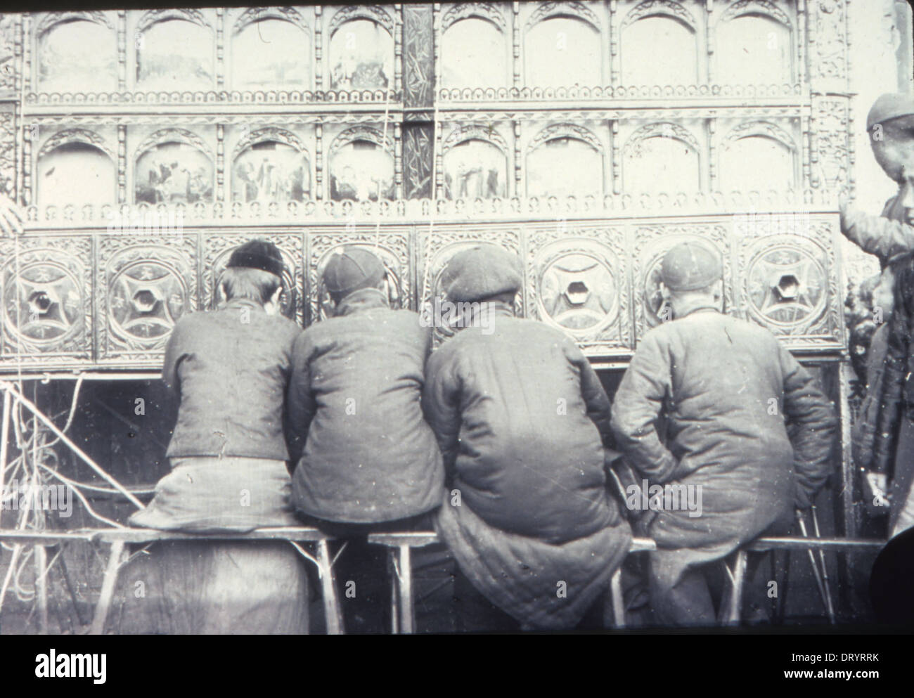 Un peep show est photographié à Changde, Hunan, Chine, entre 1900 et 1919, mettant en vedette une forme de divertissement précoce. Banque D'Images