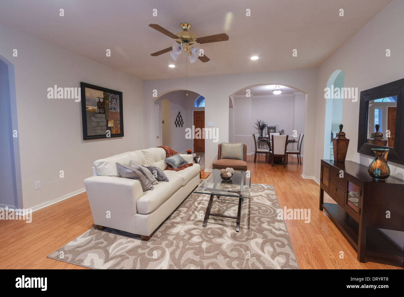Salon, salle à manger et l'entrée à la mi-taille suburban home Banque D'Images