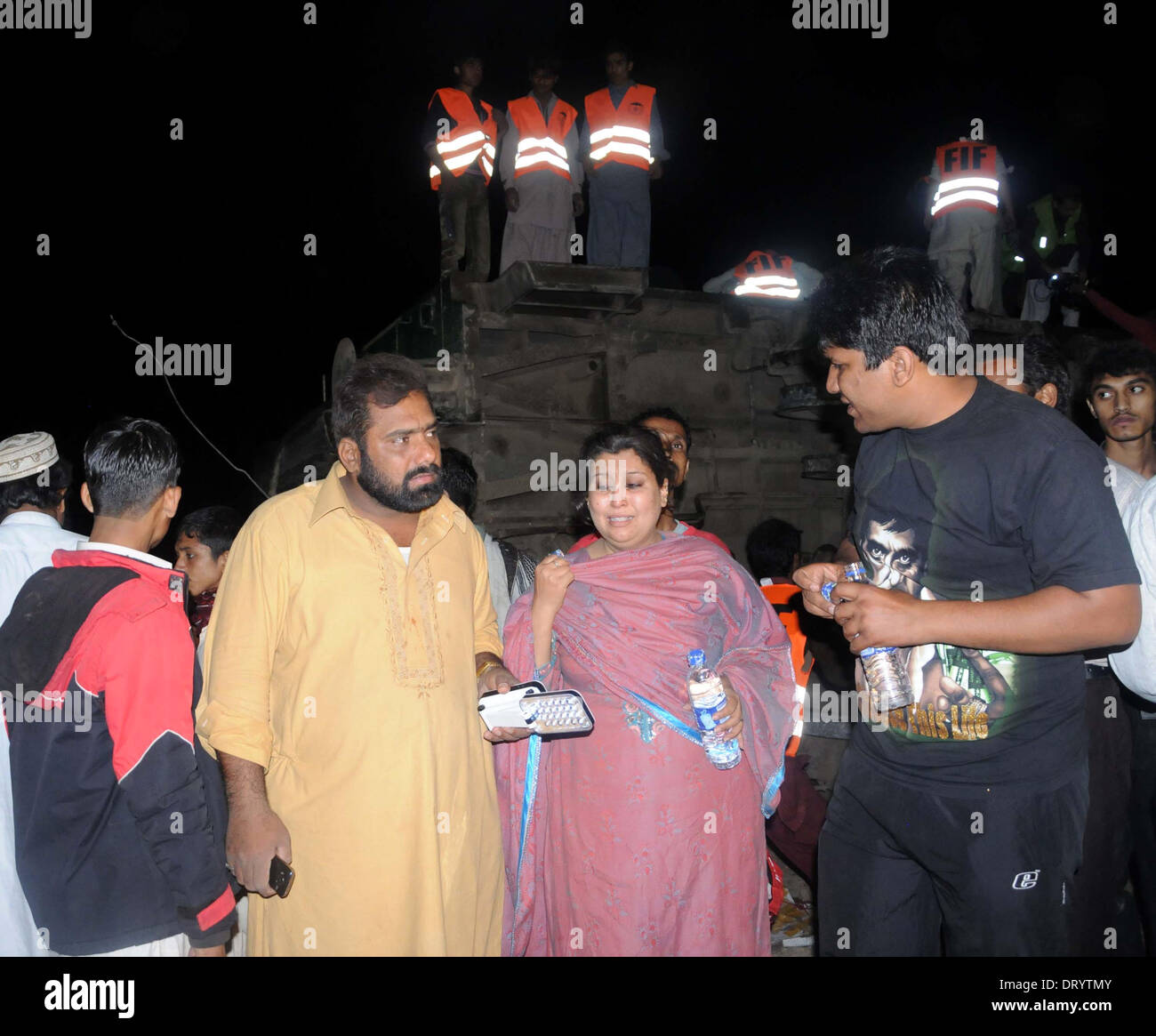 Karachi. 4e Mar, 2014. Une femme réagit à l'attaque site près de port pakistanais du sud ville de Karachi, le 4 février 2014. Au moins quatre personnes ont été tuées et 14 autres personnes, dont deux enfants et huit femmes blessées quand sept compartiments d'un train a déraillé à la suite de l'explosion d'une bombe sur une voie de chemin de fer dans la ville de Karachi, au sud de la capitale dans la nuit de mardi, les médias locaux ont rapporté. Credit : Masroor/Xinhua/Alamy Live News Banque D'Images
