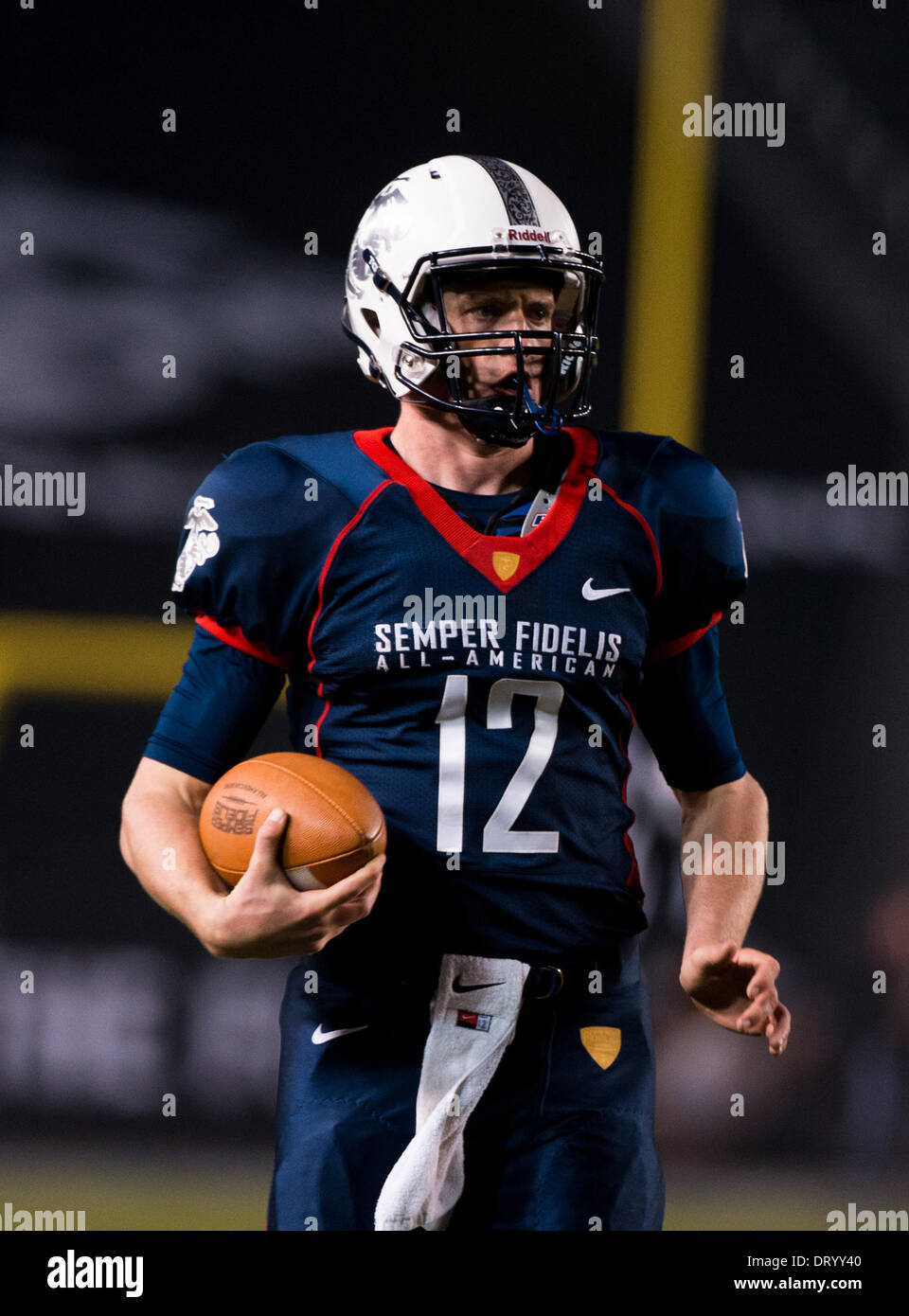 Carson, CA, USA. 5Th Jan, 2014. 5 janvier 2014 Carson, CA.Côte Est de l'équipe bleue, et le nord-ouest, s'engager verbalement Wildcats quarterback (12) Clayton Thorson s'exécute pour une première au cours de la 3ème Conférence Annuelle Semper Fidelis All-American Bowl match de football entre l'équipe bleue à partir de la côte est, et l'équipe de blanc à partir de la côte ouest, à l'StubHub Center de Carson, en Californie. La côte ouest de l'équipe blanc a gagné 31-24. (Crédit obligatoire : Juan Lainez / MarinMedia / Cal Sport Media) © csm/Alamy Live News Banque D'Images