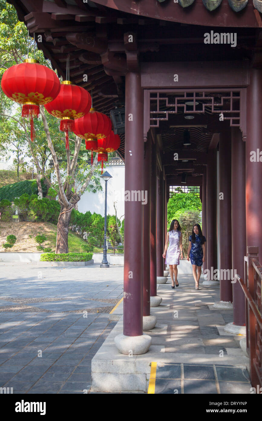Les femmes portant robe cheongsam traditionnel à Kowloon Walled City, Kowloon, Hong Kong, Chine Banque D'Images