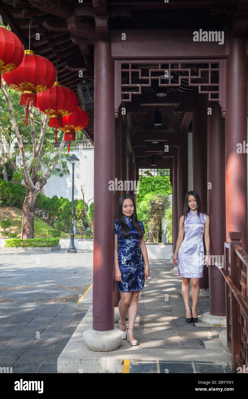 Les femmes portant robe cheongsam traditionnel à Kowloon Walled City, Kowloon, Hong Kong, Chine Banque D'Images