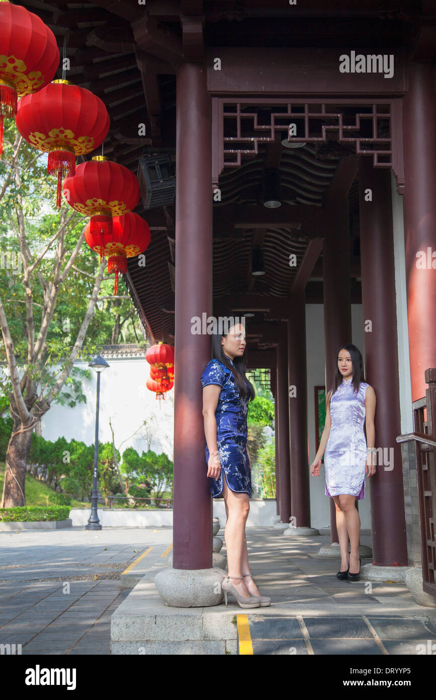 Les femmes portant robe cheongsam traditionnel à Kowloon Walled City, Kowloon, Hong Kong, Chine Banque D'Images