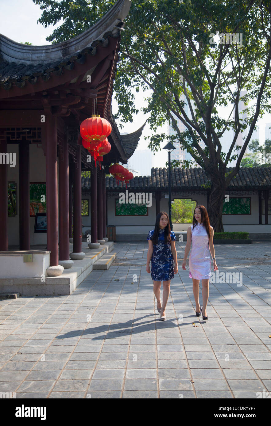 Les femmes portant robe cheongsam traditionnel à Kowloon Walled City, Kowloon, Hong Kong, Chine Banque D'Images