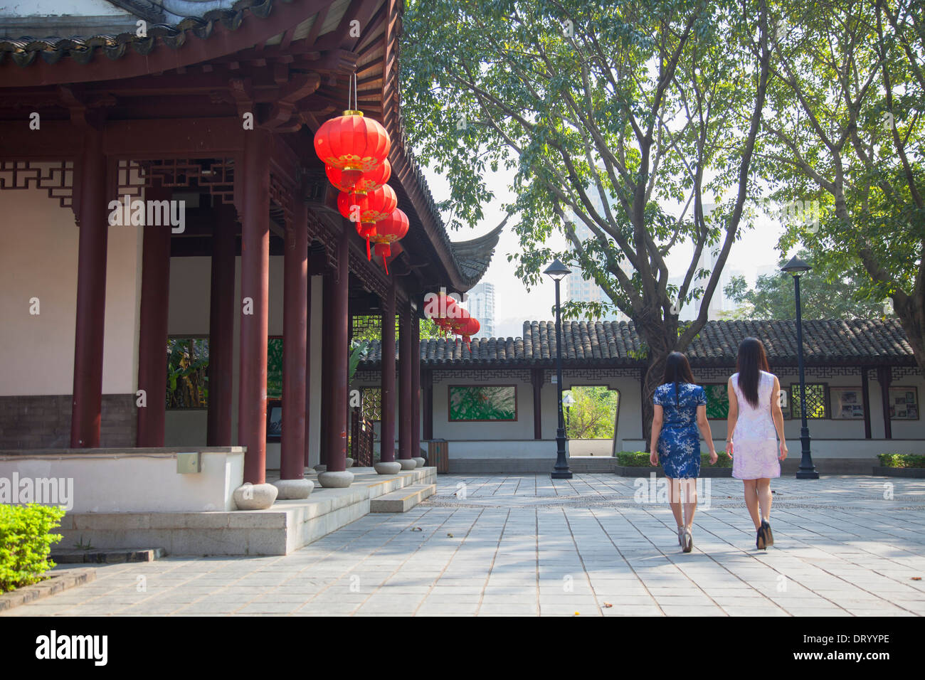 Les femmes portant robe cheongsam traditionnel à Kowloon Walled City, Kowloon, Hong Kong, Chine Banque D'Images