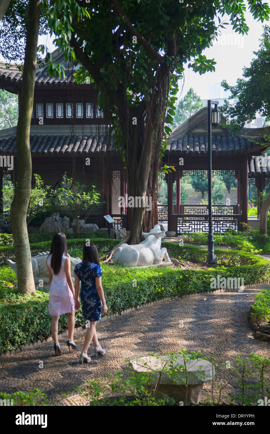 Les femmes portant robe cheongsam traditionnel à Kowloon Walled City, Kowloon, Hong Kong, Chine Banque D'Images