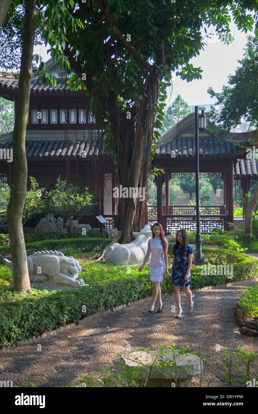 Les femmes portant robe cheongsam traditionnel à Kowloon Walled City, Kowloon, Hong Kong, Chine Banque D'Images