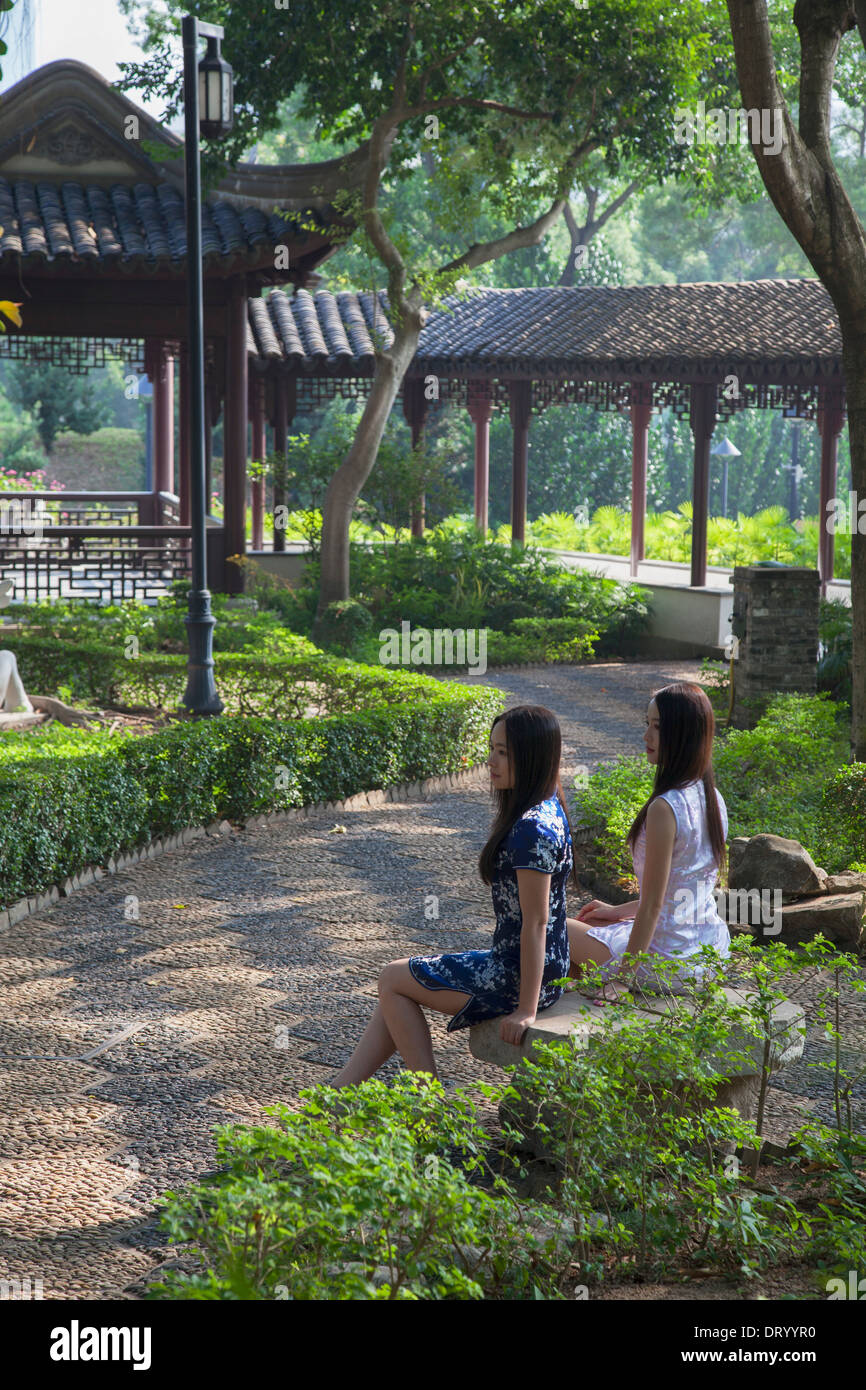 Les femmes portant robe cheongsam traditionnel à Kowloon Walled City, Kowloon, Hong Kong, Chine Banque D'Images