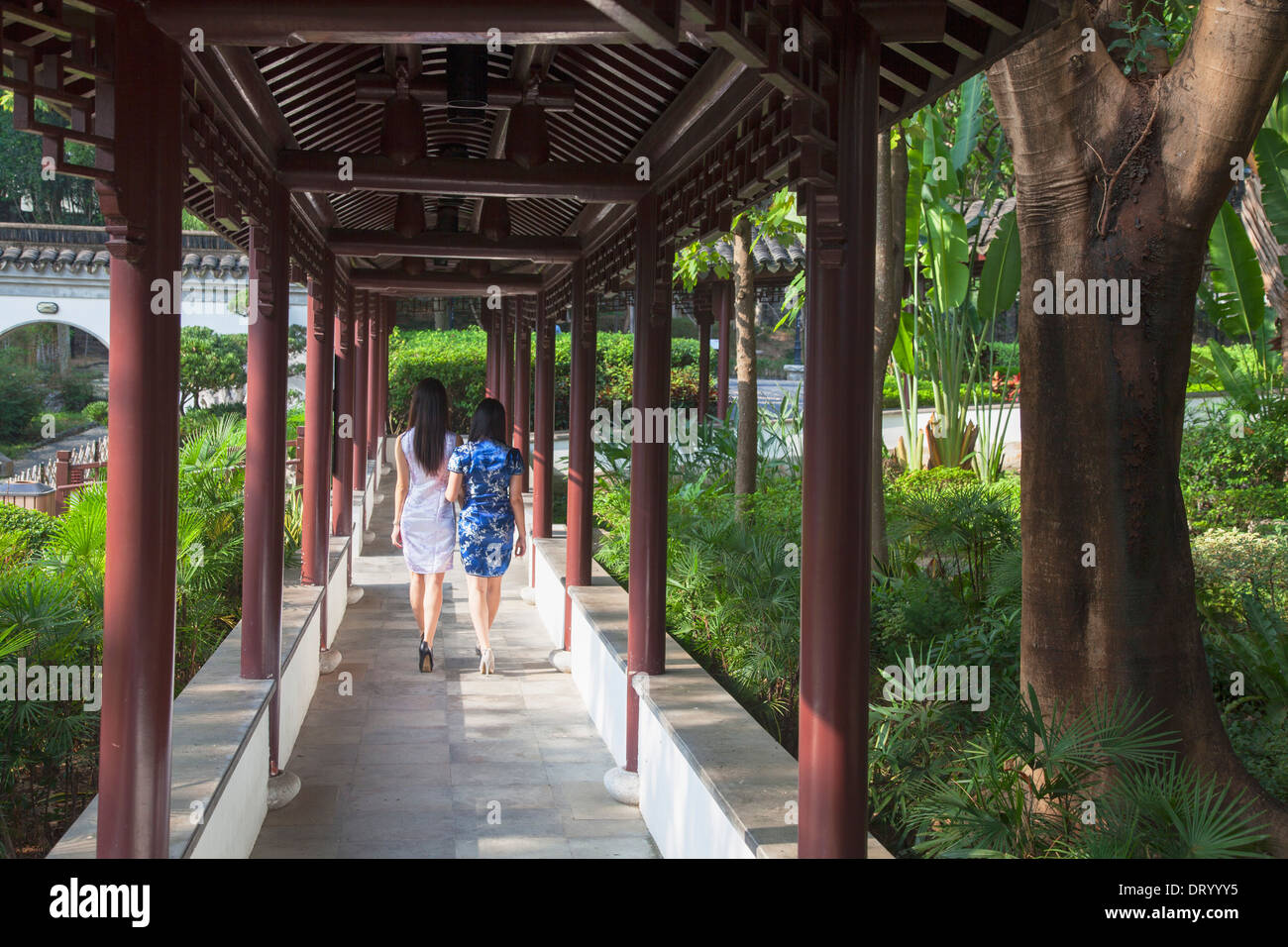 Les femmes portant robe cheongsam traditionnel à Kowloon Walled City, Kowloon, Hong Kong, Chine Banque D'Images