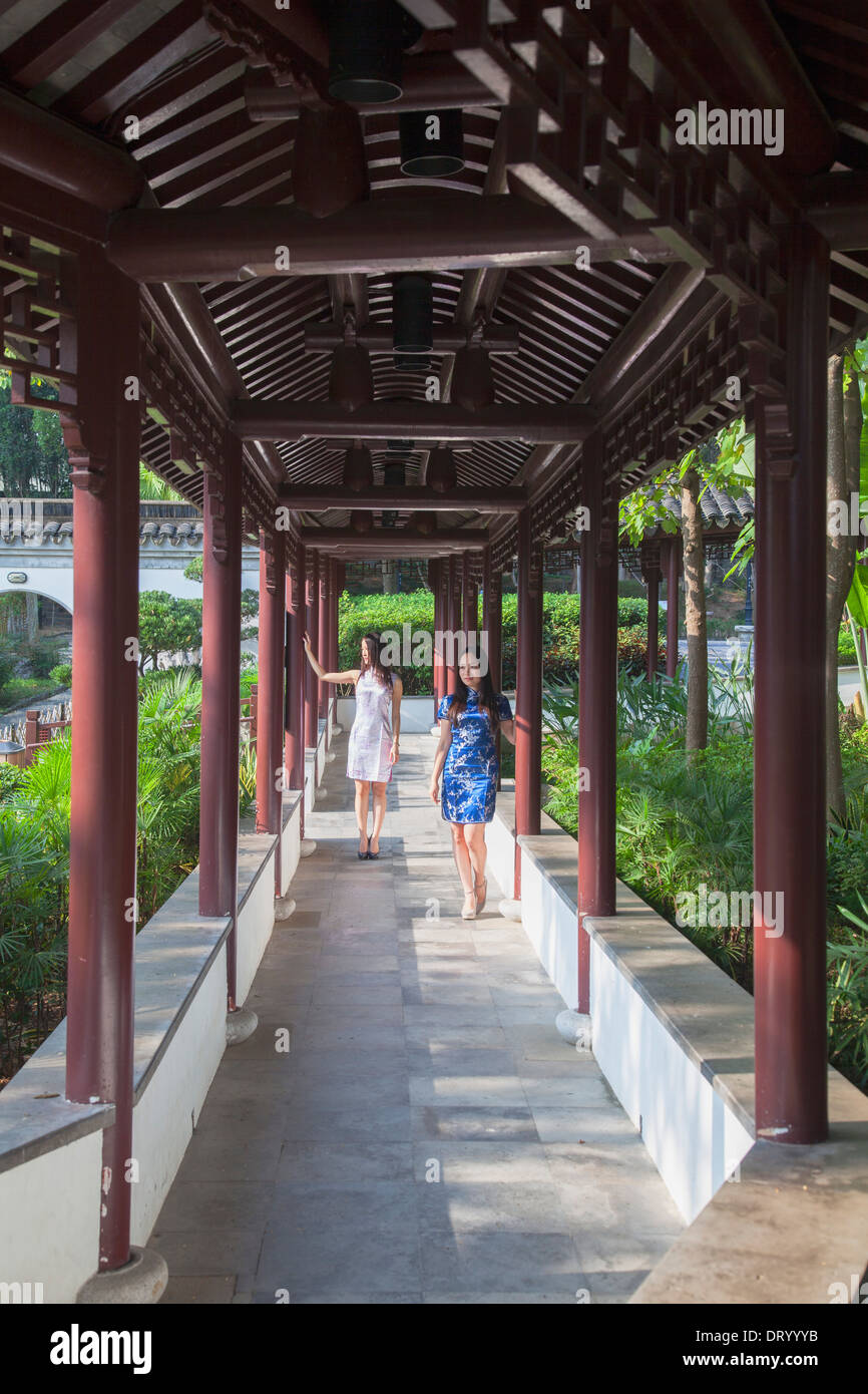 Les femmes portant robe cheongsam traditionnel à Kowloon Walled City, Kowloon, Hong Kong, Chine Banque D'Images