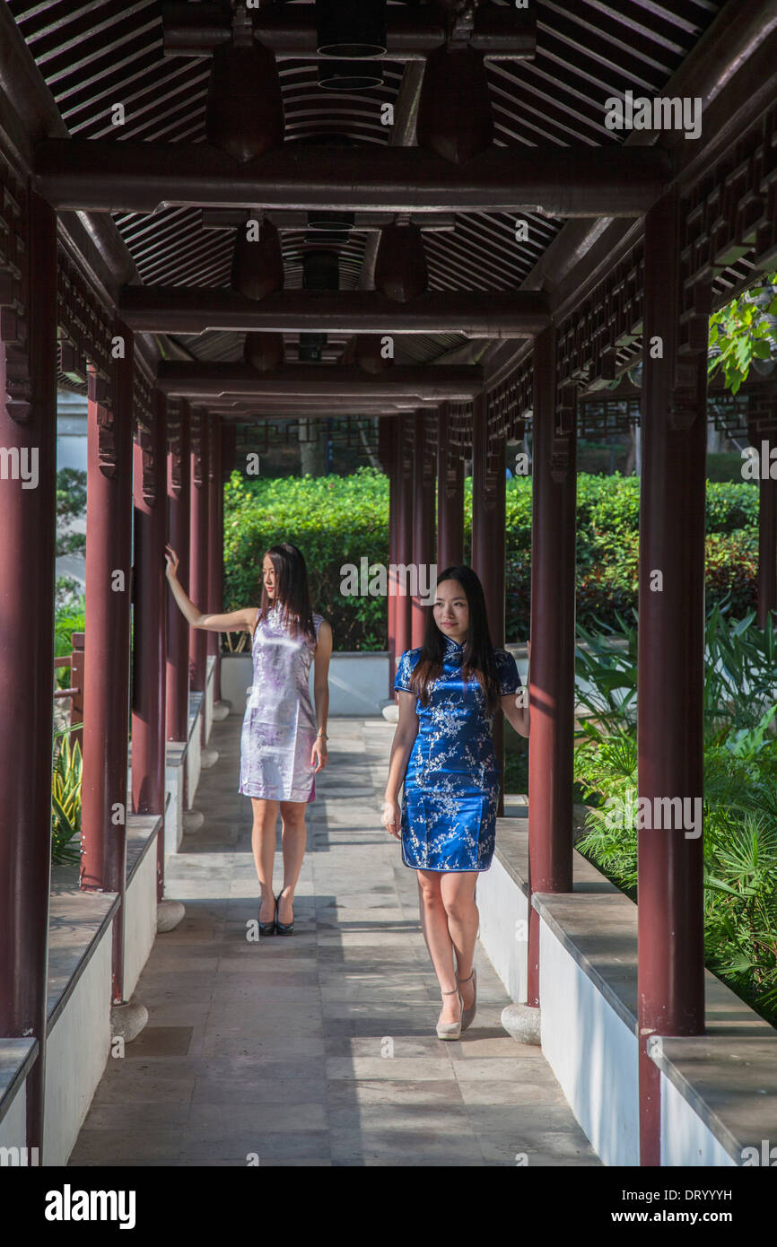 Les femmes portant robe cheongsam traditionnel à Kowloon Walled City, Kowloon, Hong Kong, Chine Banque D'Images