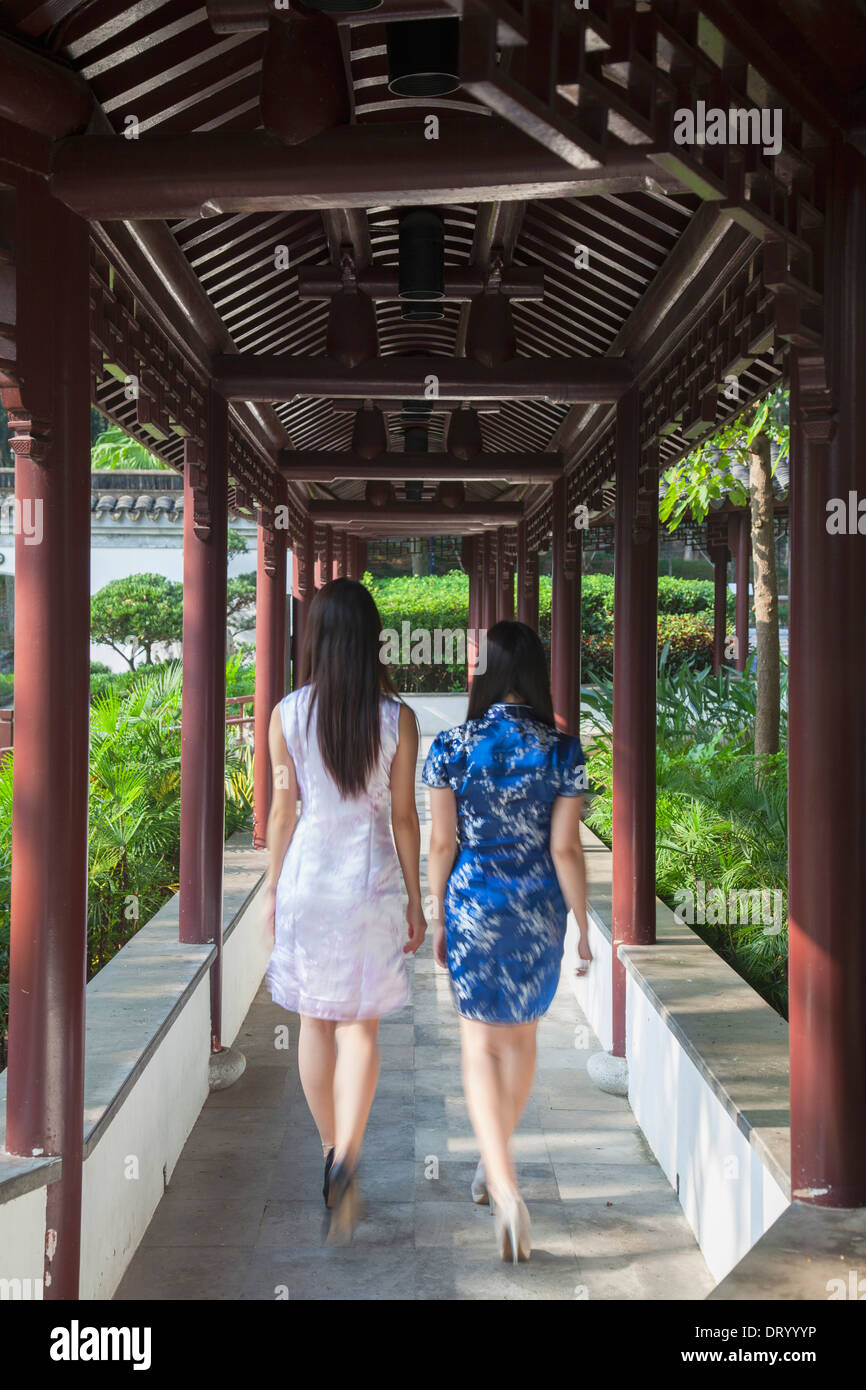 Les femmes portant robe cheongsam traditionnel à Kowloon Walled City, Kowloon, Hong Kong, Chine Banque D'Images